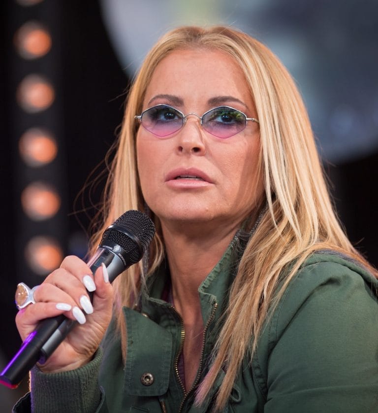 singer-anastacia-finally-unveils-the-truth-behind-her-signature
